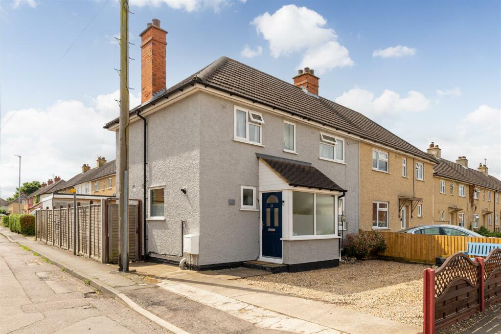 3 bedroom semidetached house for sale in Potton Road, Biggleswade, SG18