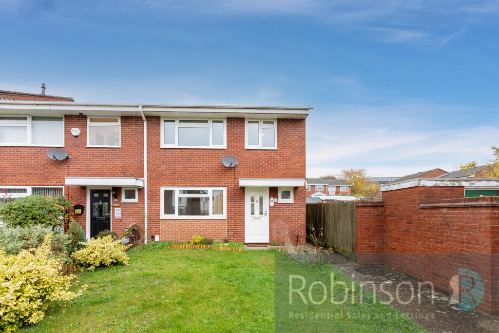 3 bedroom end of terrace house for sale in Lent Green Lane, Burnham
