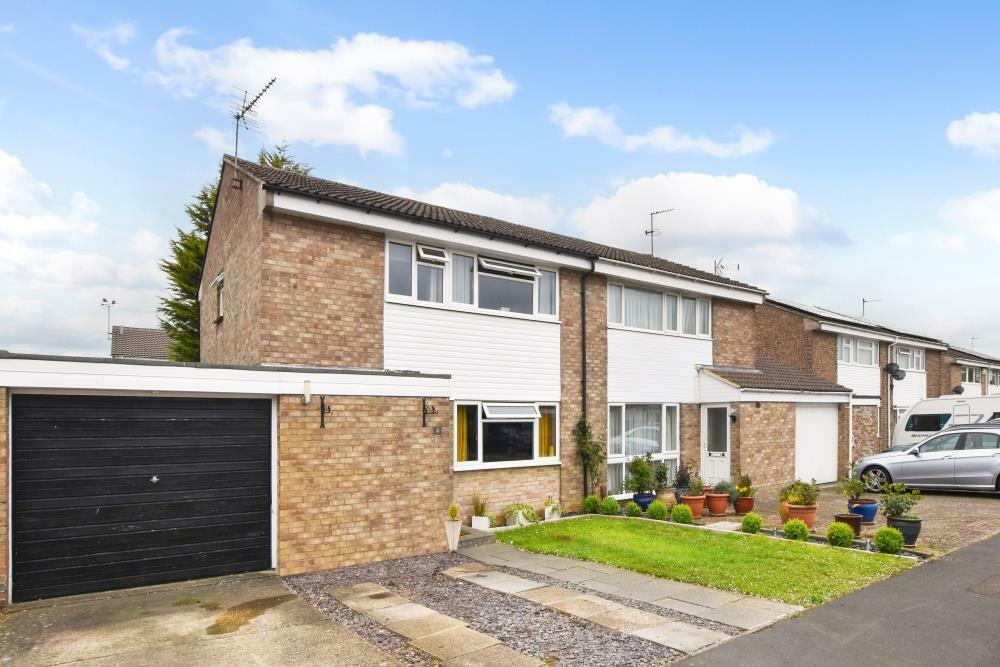 4 bedroom semidetached house for sale in Wellington Close, Bicester, OX26