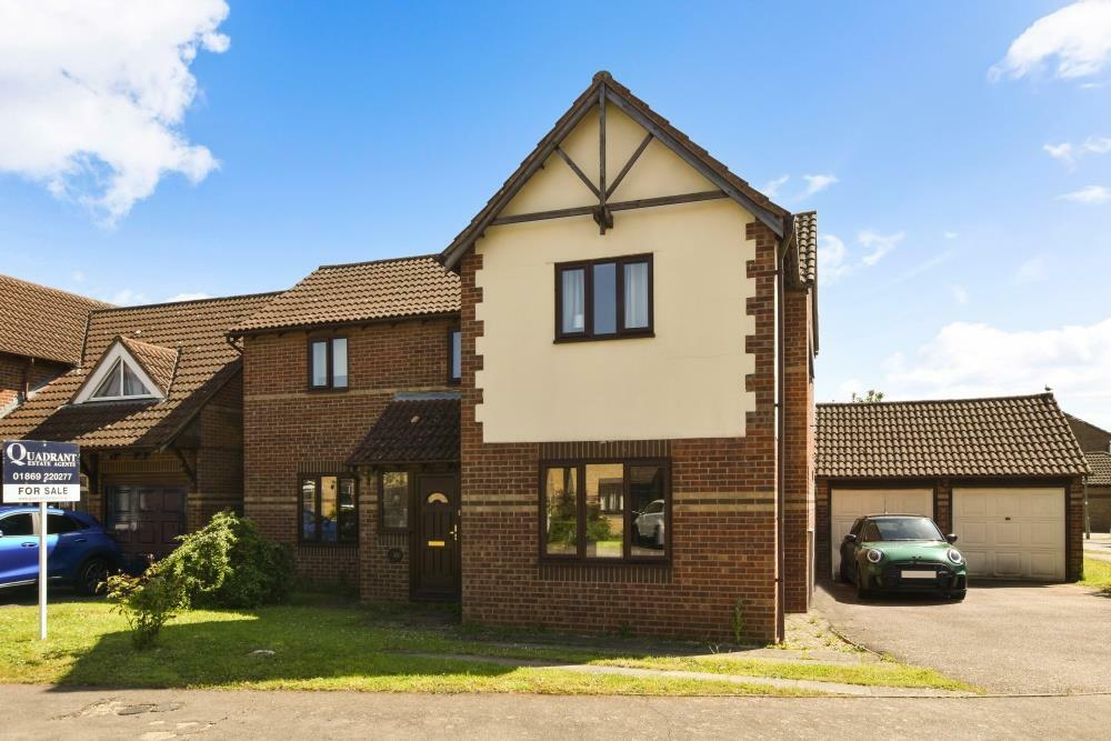4 bedroom detached house for sale in Willow Drive, Bicester, OX26