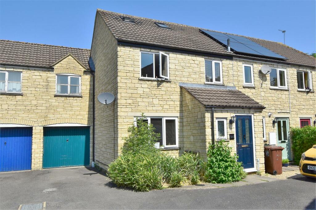4 bedroom semidetached house for sale in Avocet Way, Bicester, OX26