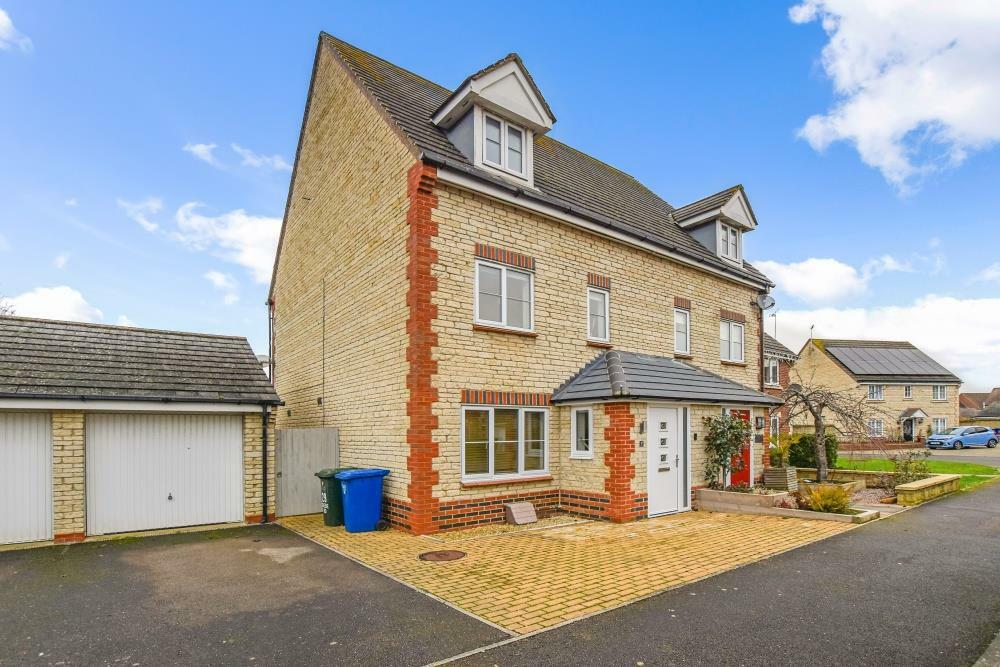 3 bedroom town house for sale in Grebe Road, Bicester, OX26