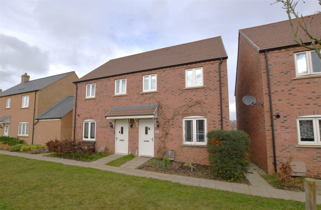 3 bedroom semidetached house for sale in Redcar Road, Bicester, OX26