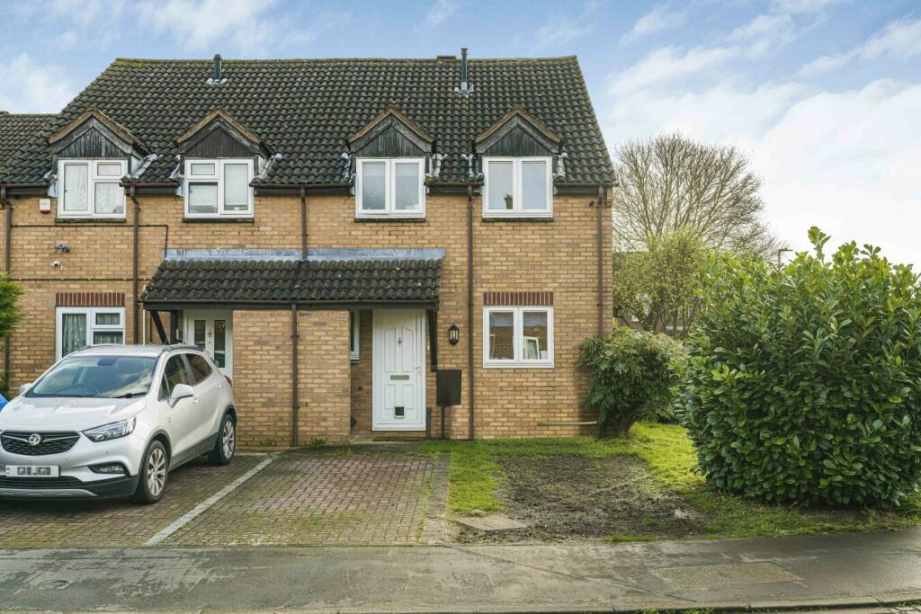 3 bedroom end of terrace house for sale in Rochford Gardens, Bicester, OX26