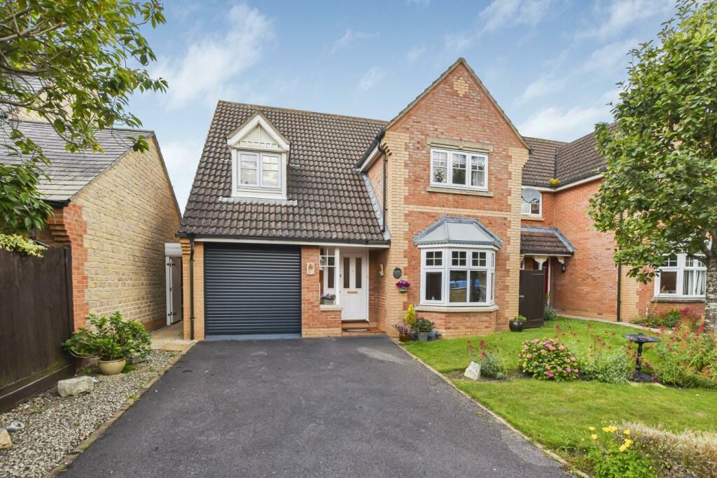 4 bedroom detached house for sale in South Meadow, Ambrosden, Bicester