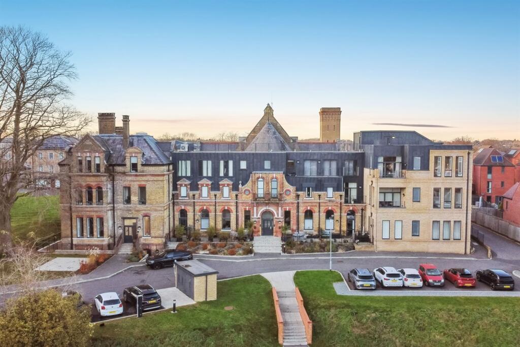 Main image of property: 3 bedroom Second Floor Apartment in Coulsdon