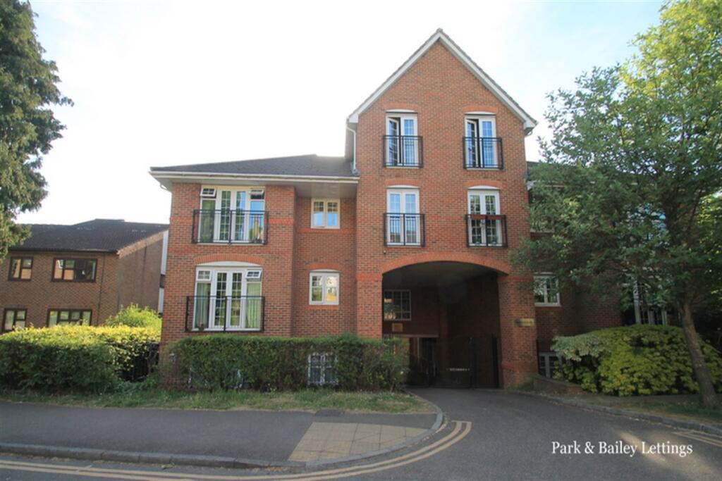 Main image of property: 2 bedroom Second Floor Flat in Caterham Valley