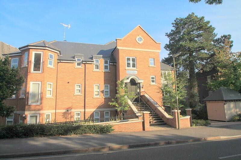 Main image of property: 2 bedroom Ground Floor Apartment in Caterham Valley