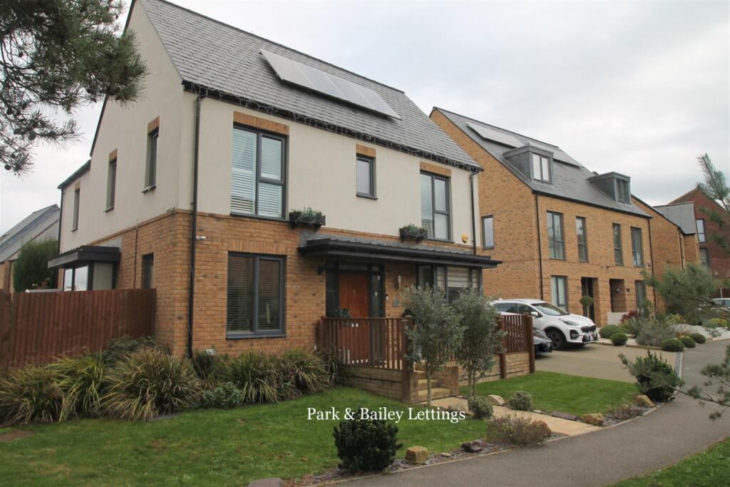 Main image of property: 3 bedroom Detached House in Coulsdon