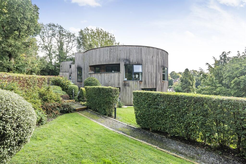 Main image of property: 2 bedroom First Floor Flat in Warlingham