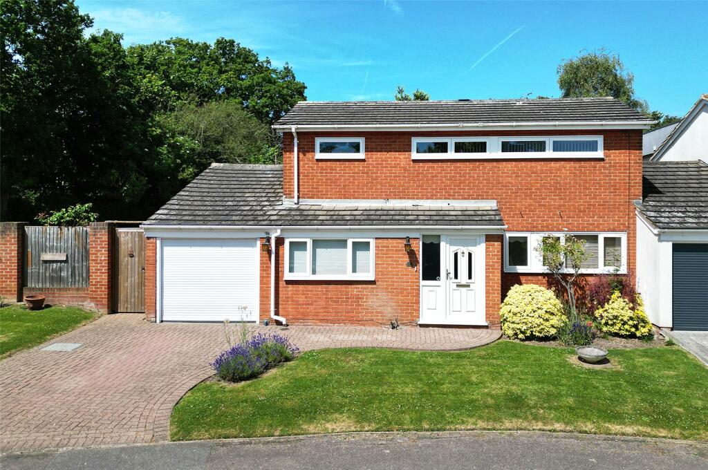 3 bedroom link detached house for sale in Leysings, LEE CHAPEL SOUTH
