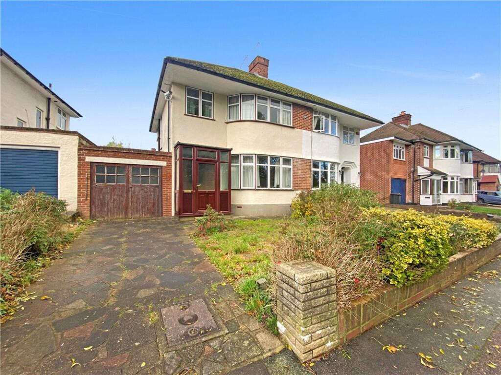 3 bedroom semidetached house for sale in Pinewood Drive, South