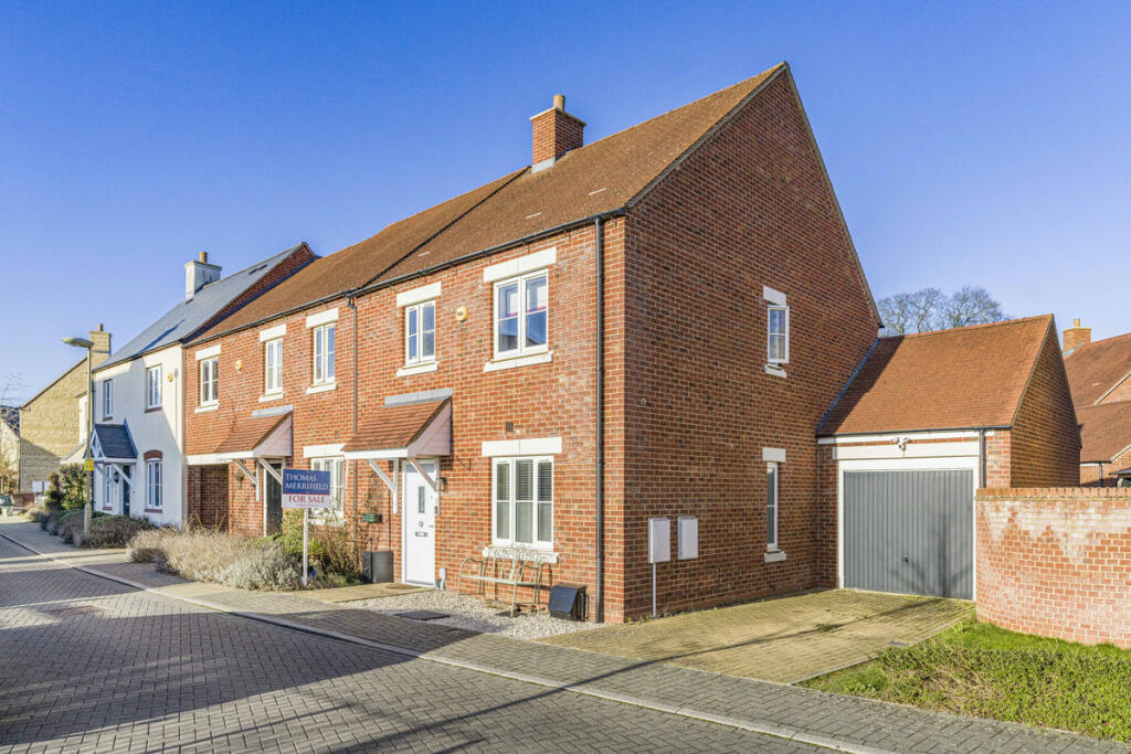 3 bedroom end of terrace house for sale in Haydock Road, Bicester, OX26