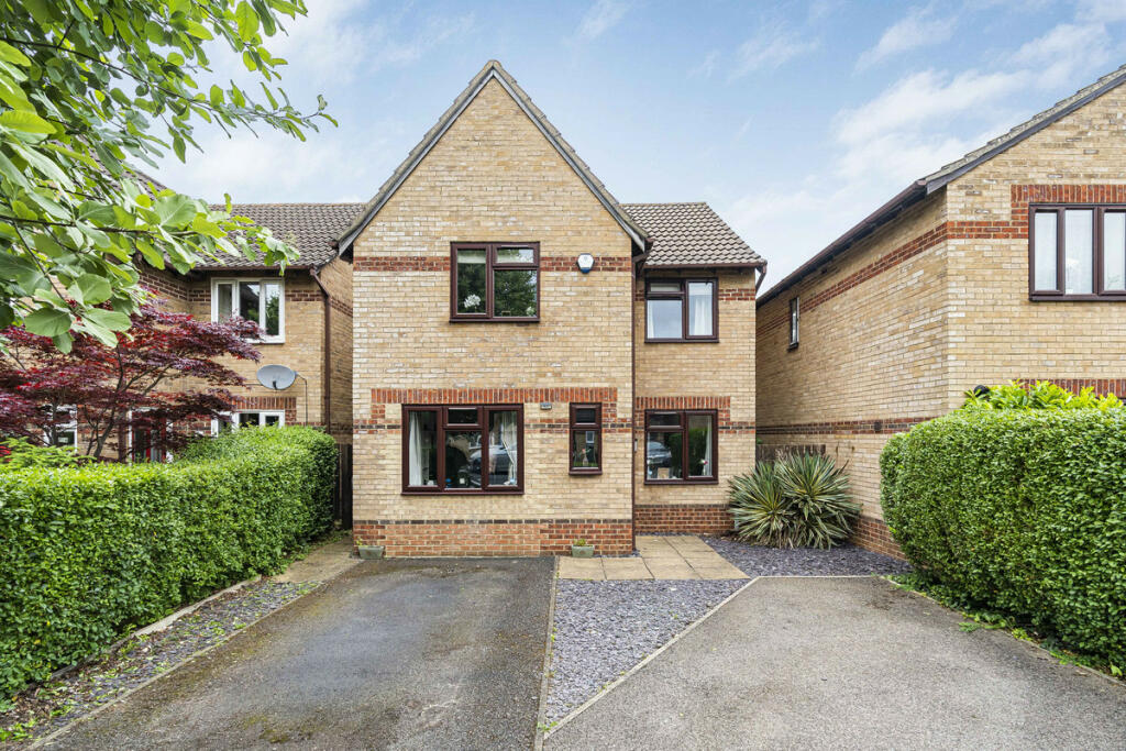 3 bedroom detached house for sale in Willow Drive, Bicester, OX26