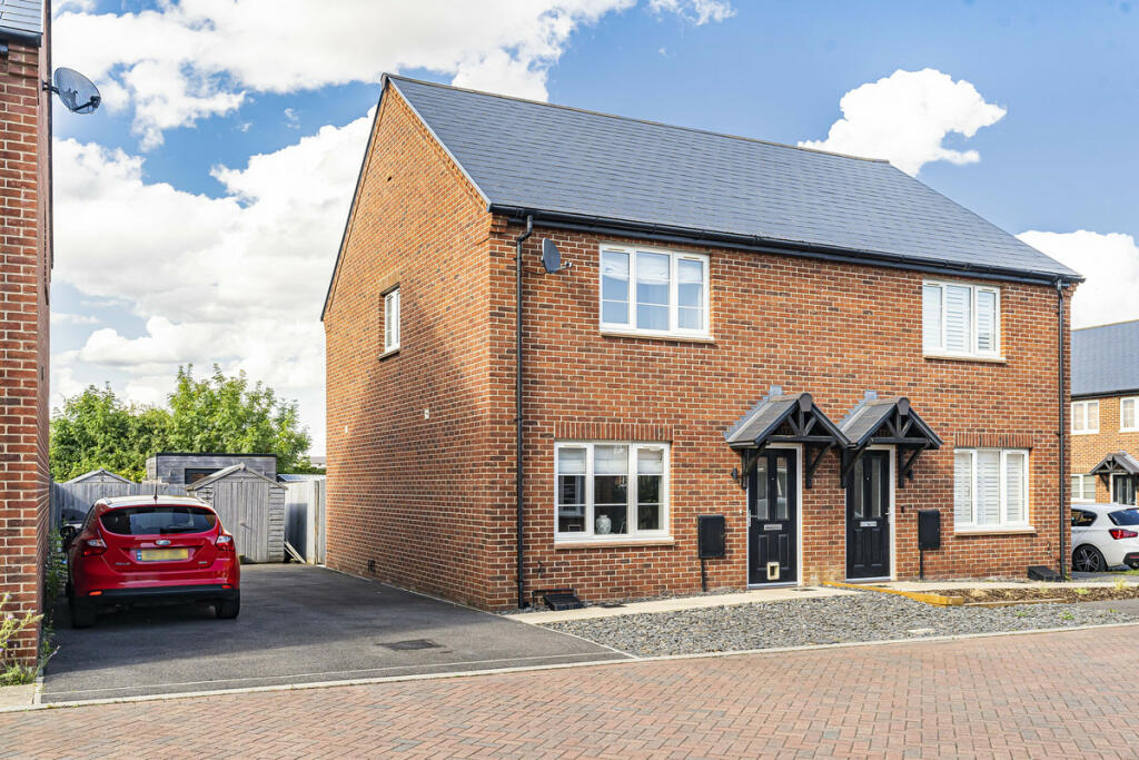 3 bedroom semidetached house for sale in Hampden Square, Bicester, OX25