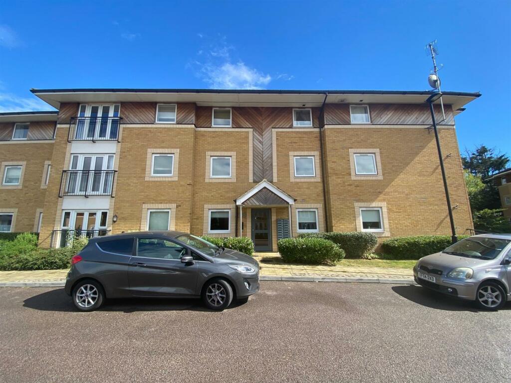 2 bedroom flat for rent in Grangewood Court, Stafford Avenue
