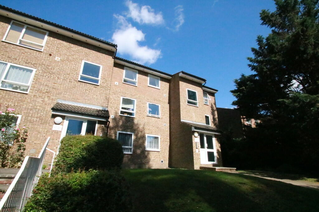 2 bedroom flat for sale in Montana Close, Sanderstead, CR2