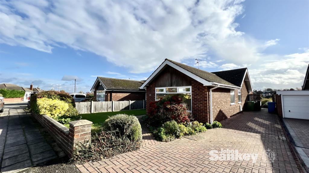 3 bedroom semidetached bungalow for sale in Gordondale Road, Mansfield
