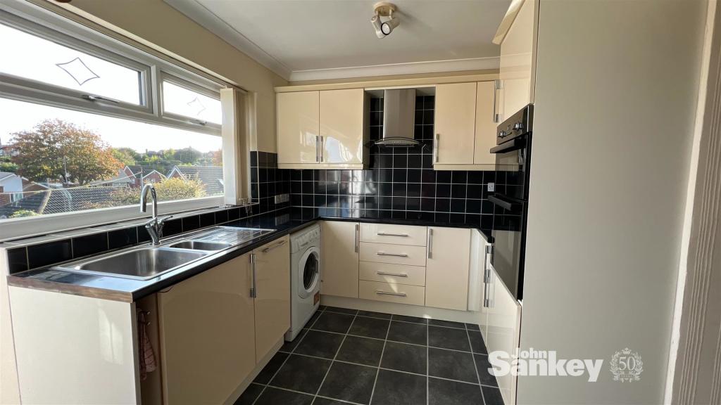 3 bedroom semidetached bungalow for sale in Gordondale Road, Mansfield