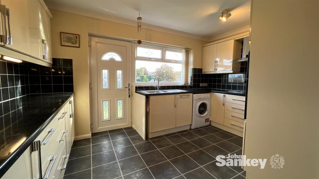 3 bedroom semidetached bungalow for sale in Gordondale Road, Mansfield