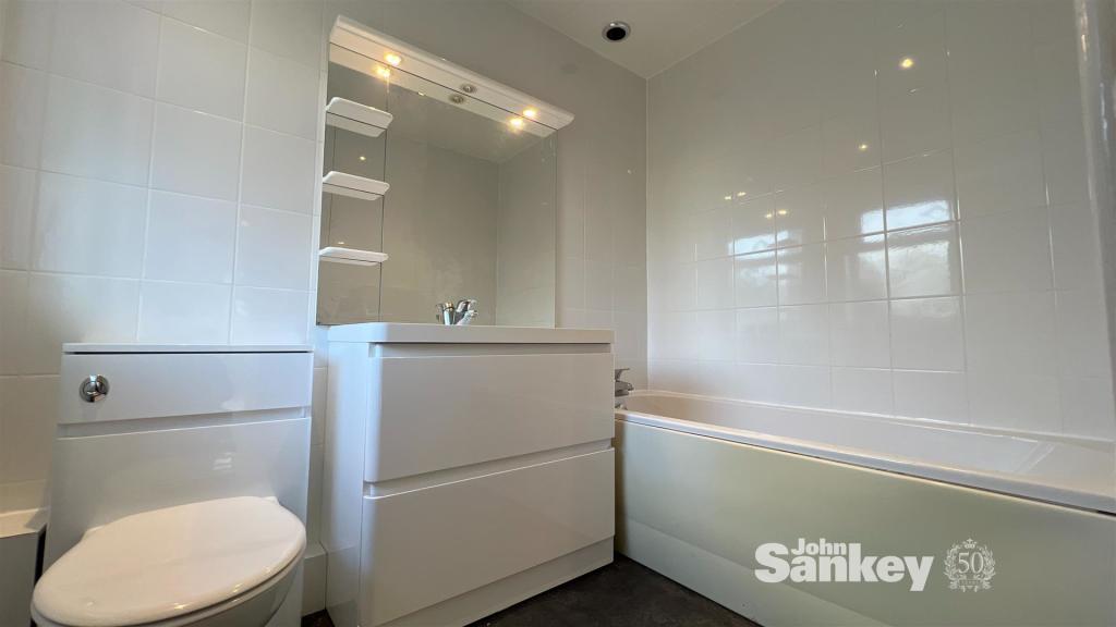 3 bedroom semidetached bungalow for sale in Gordondale Road, Mansfield