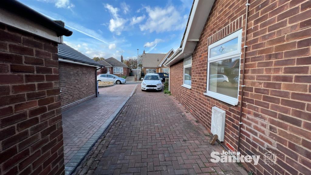 3 bedroom semidetached bungalow for sale in Gordondale Road, Mansfield