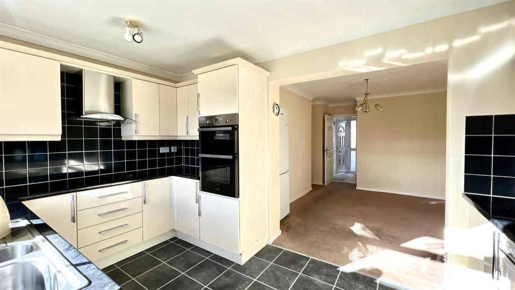 3 bedroom semidetached bungalow for sale in Gordondale Road, Mansfield