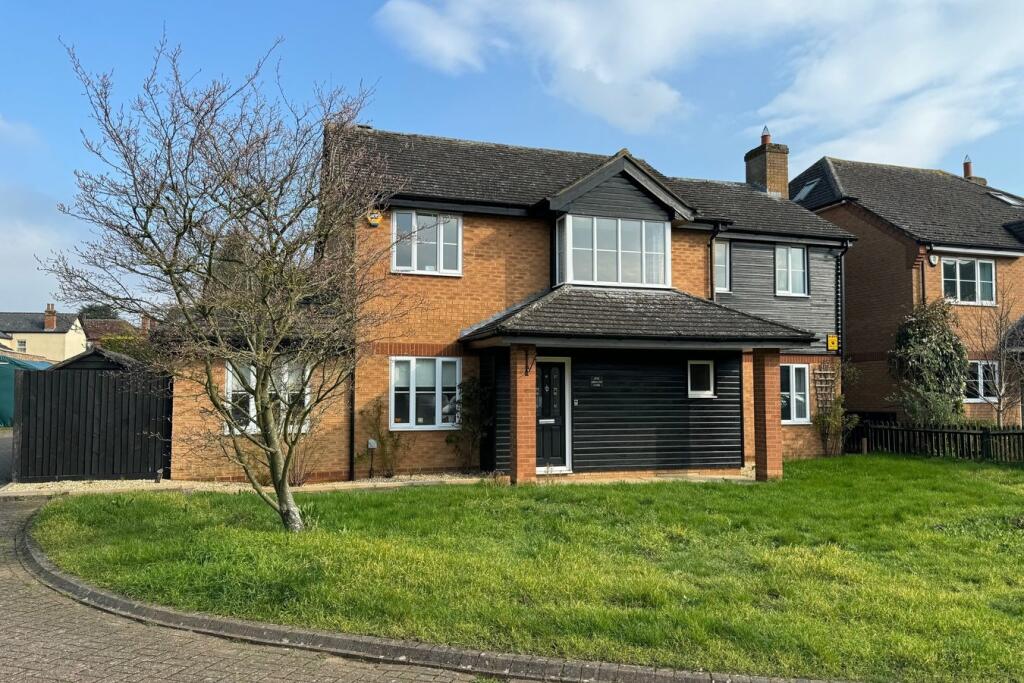 4 bedroom detached house for sale in Addington Close, Henlow, SG16