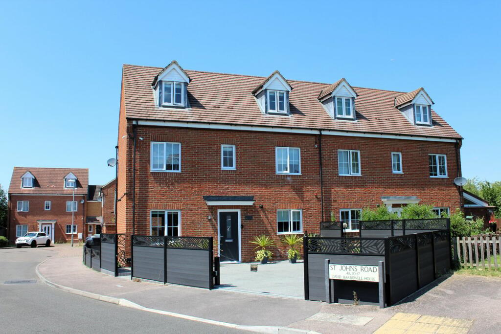 5 bedroom semidetached house for sale in St Johns Road, Arlesey, SG15