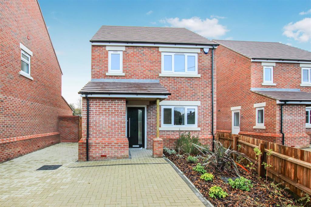 3 bedroom detached house for sale in (3) Danes Way, Pilgrims Hatch ...