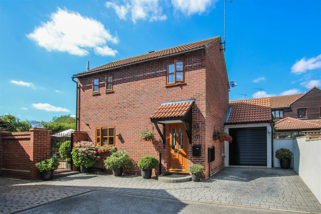 3 bedroom detached house for sale in Blenheim Road, Pilgrims Hatch
