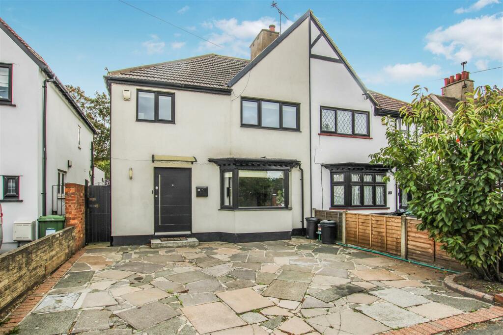 3 bedroom semidetached house for sale in Heath Park Road, Romford, RM2