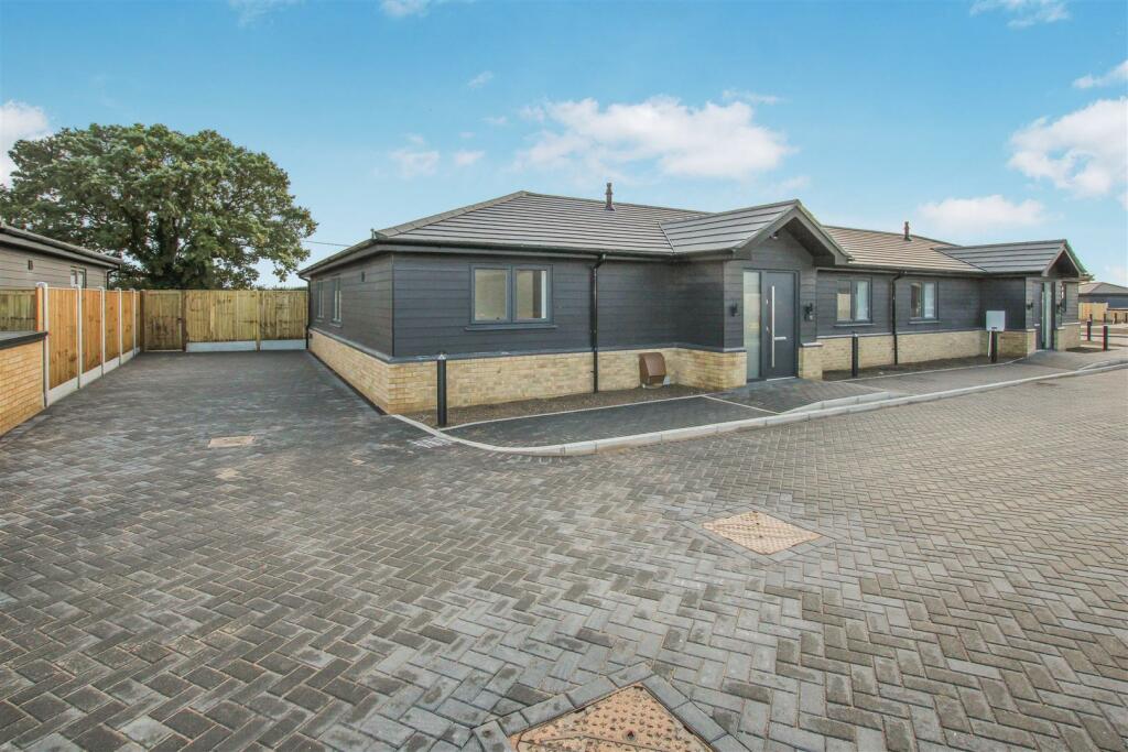 3 bedroom semidetached bungalow for sale in Ockendon Road, North Ockendon, Upminster, RM14