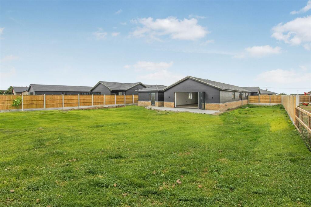 4 bedroom semidetached bungalow for sale in Ockendon Road, North Ockendon, Upminster, RM14