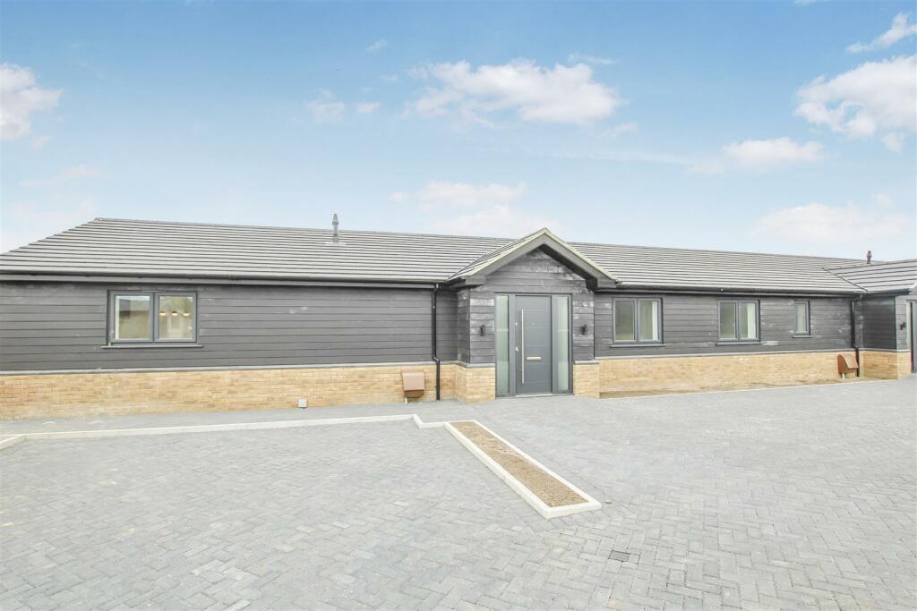 3 bedroom semidetached house for sale in Greyhound Grove, Ockendon Road, North Ockendon, RM14