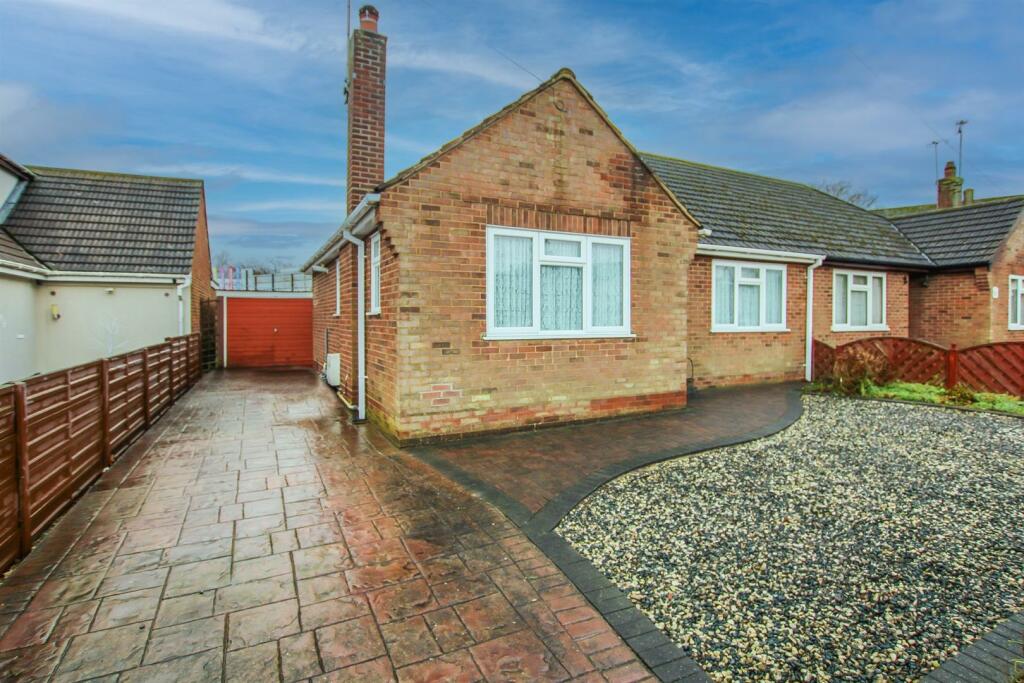 2 bedroom semidetached bungalow for sale in Osborne Road, Pilgrims