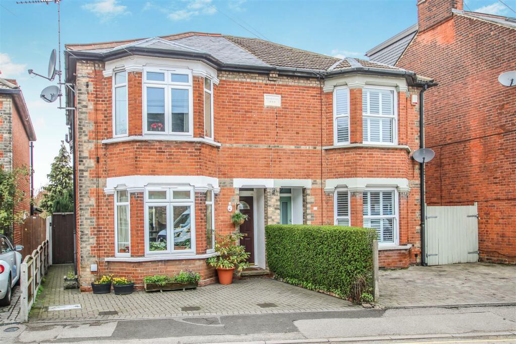3 bedroom semidetached house for sale in Western Road, Brentwood, CM14