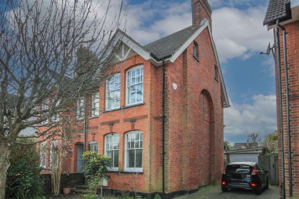 4 bedroom semi-detached house for sale in Priests Lane, Shenfield, Brentwood, CM15