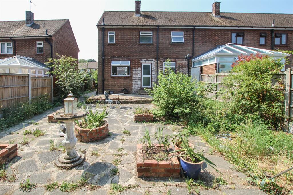 2 bedroom end of terrace house for sale in Broomwood Gardens, Pilgrims