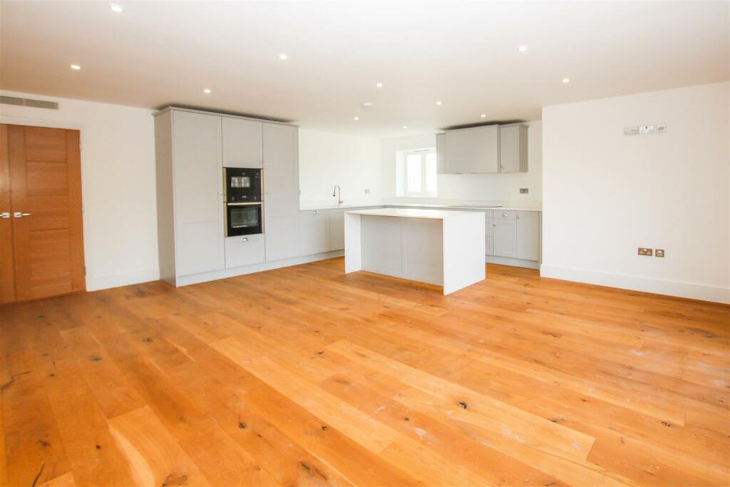 Additional property image - Shenfield Road, Shenfield, Brentwood