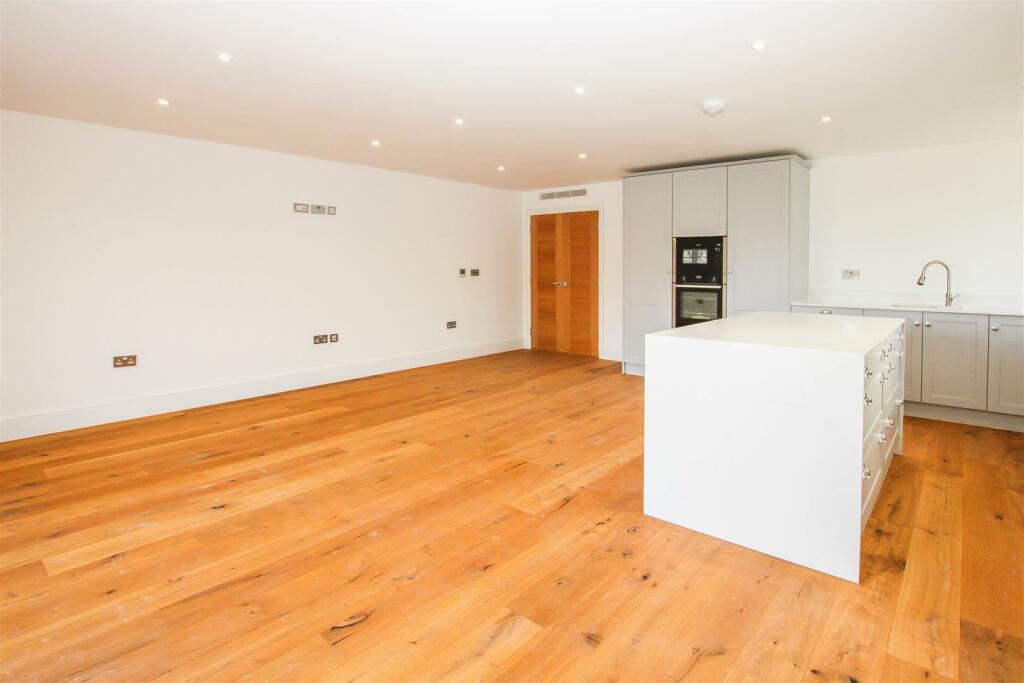 Additional property image - Shenfield Road, Shenfield, Brentwood