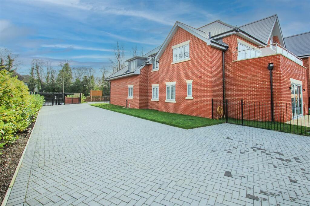 Additional property image - Shenfield Road, Shenfield, Brentwood