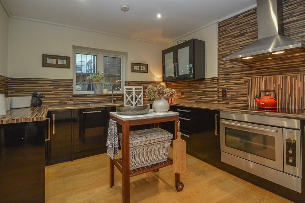 Additional property image - Priests Lane, Shenfield, Brentwood
