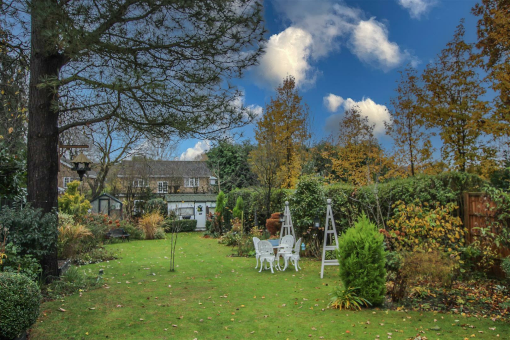 Additional property image - Priests Lane, Shenfield, Brentwood