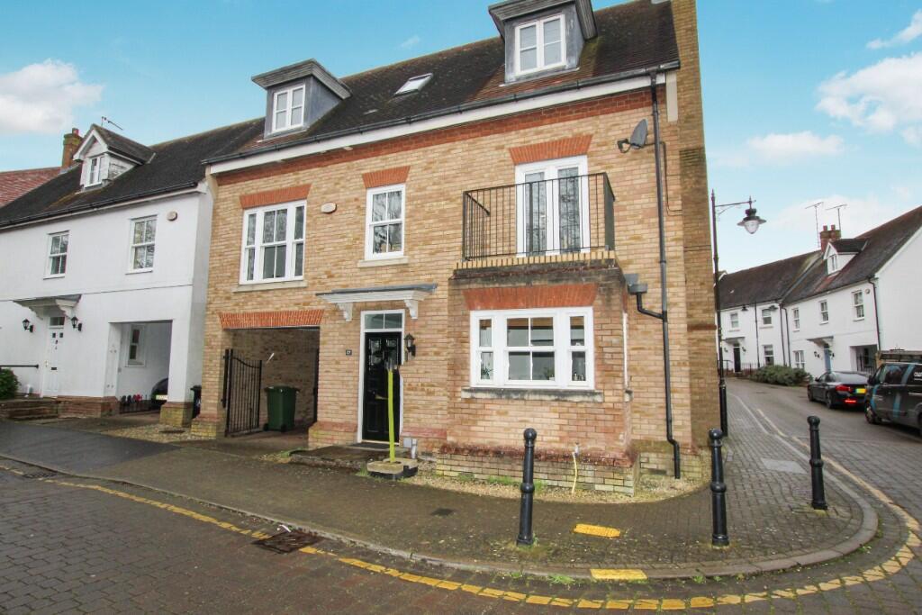 3 bedroom detached house for rent in Sawyers Grove, Brentwood, Essex, CM15