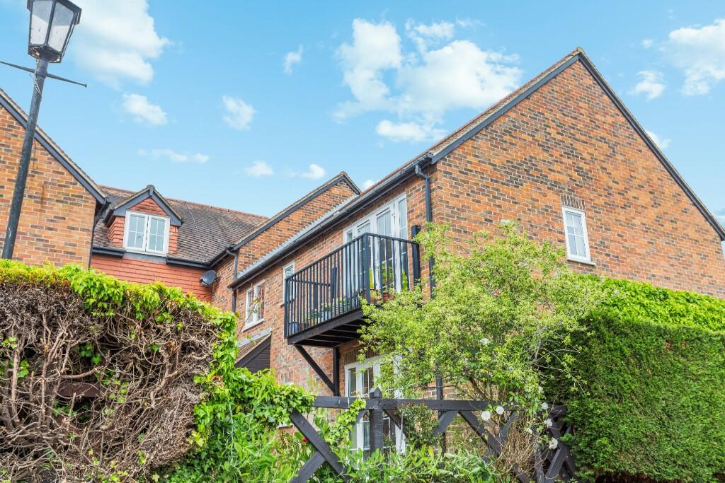 1 bedroom apartment for sale in Crown Mews, Hungerford, Berkshire, RG17 0NR., RG17