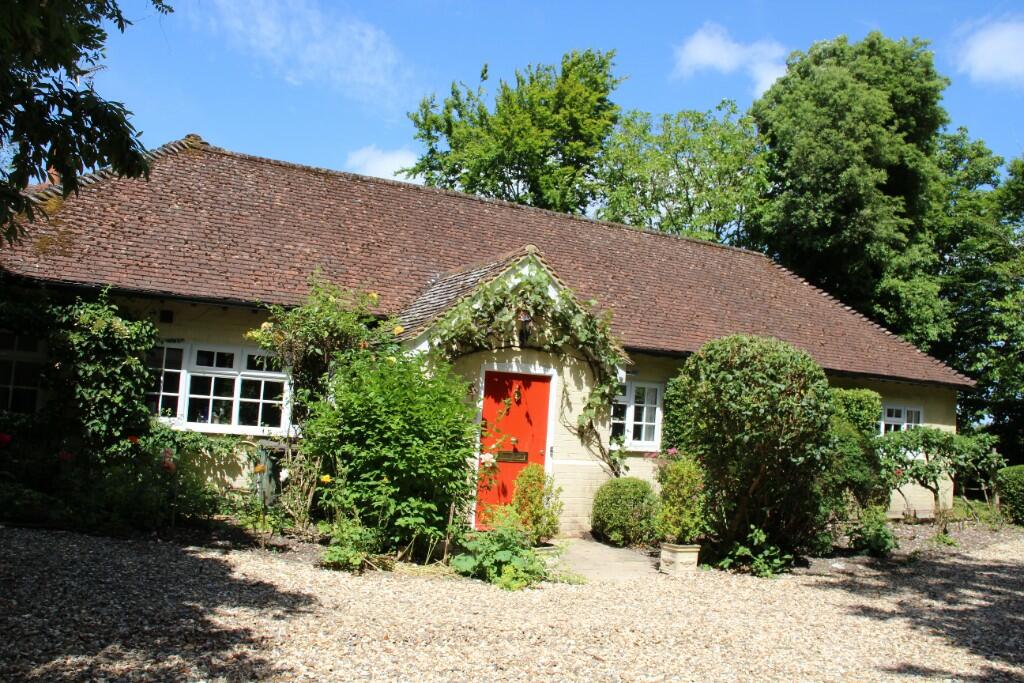 4 bedroom detached bungalow for sale in Woolton Hill, Newbury