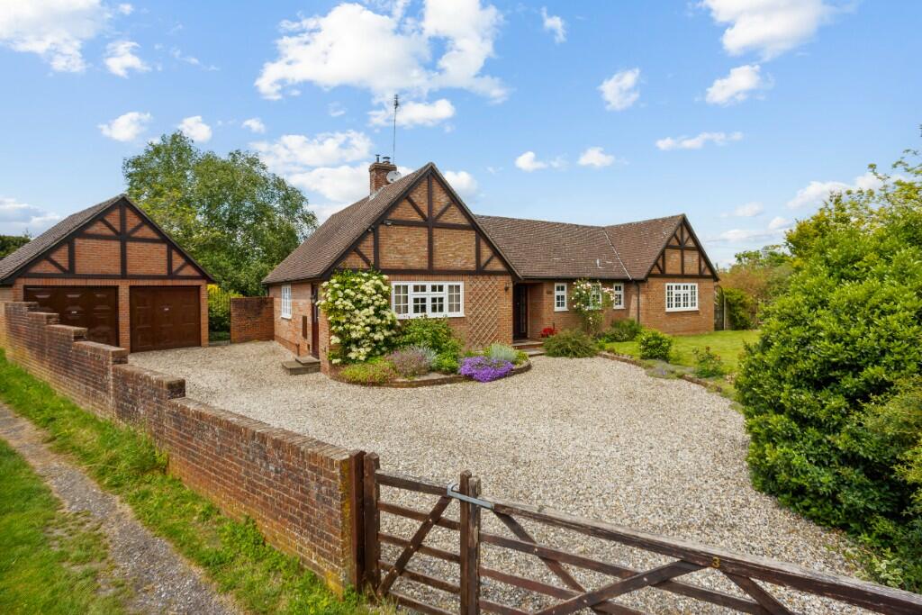 4 bedroom detached bungalow for sale in Close, Kintbury