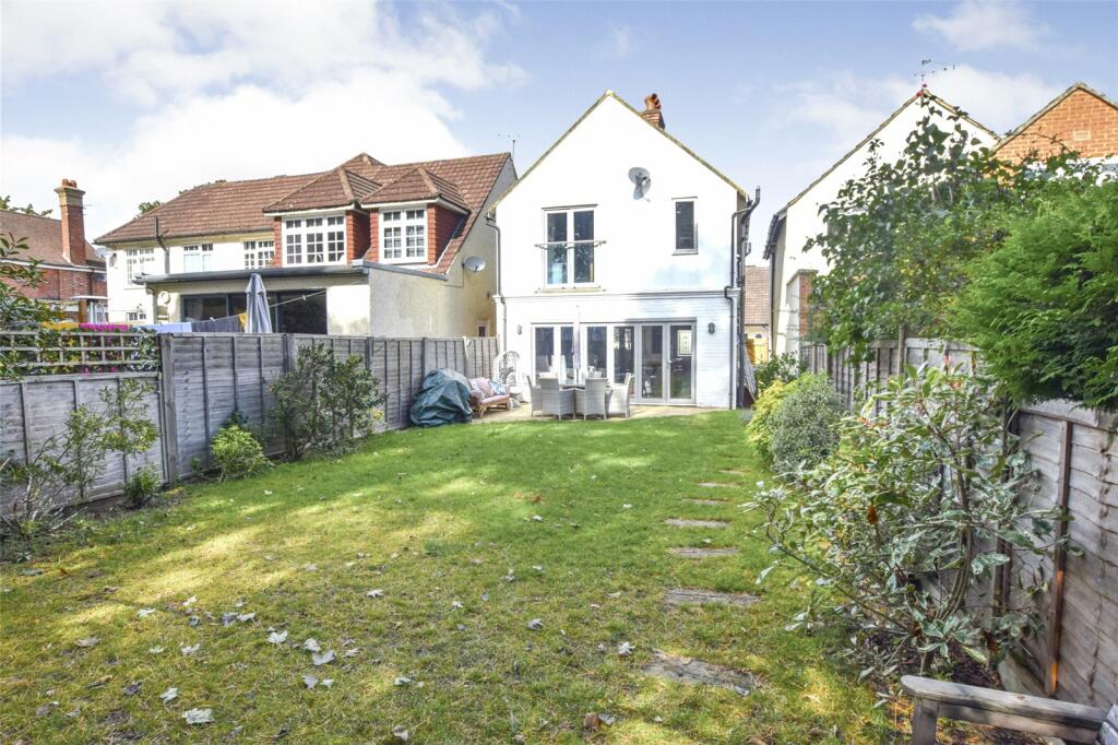 3 bedroom detached house for sale in Fellows Road, Farnborough