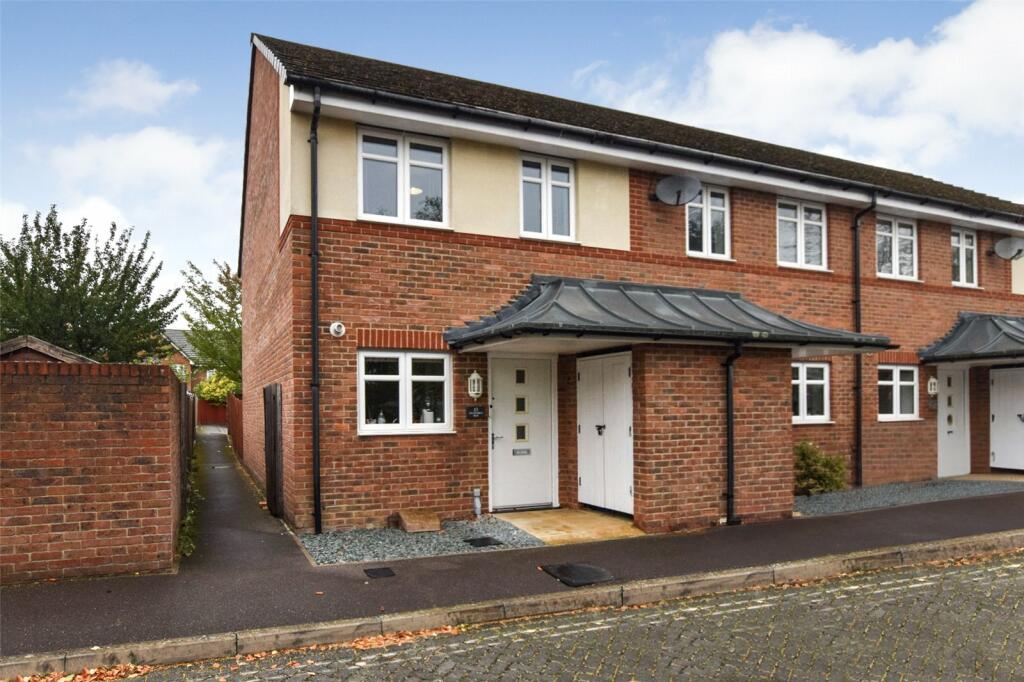 2 bedroom end of terrace house for sale in Duxford Way, Farnborough
